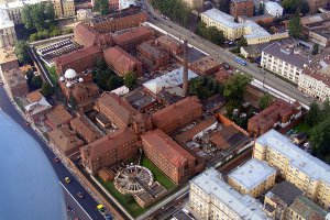 Ой... школота!!!!
Если ты перфекционист, то будешь призновать только угол в 90 градусов!!!!
только такой угол он реально безупречен :)