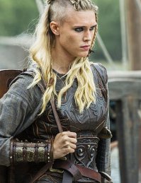 Это актриса из сериала "Викинги" она там типа воительницей решила стать, потом ей мечом по лицу дали и она плакала 2 серии. Воительница млин