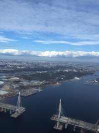 "Аврора" должна вернуться на место до того, как на этих двух мостах наведут пролеты. Иначе останется в Финском заливе и станет бомжом.)) А наведут их за пару-тройку месяцев: