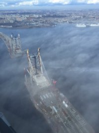 "Аврора" должна вернуться на место до того, как на этих двух мостах наведут пролеты. Иначе останется в Финском заливе и станет бомжом.)) А наведут их за пару-тройку месяцев: