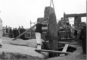 Фото работ на объекте “Стоунхенж”, 1949-1958 год.

Вторая фотография, что такое?