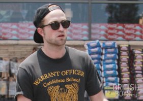 В комментах сплошное ханжество. Отчего бейсболку задом наперед можно носить, а рубашку нет? Сами же, встретив в толпе красивую обнаженную спину, слюной изойдете.