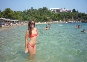 Поехала на отдых, а титьки дома оставила. Не порядок. Титьки с собой нужно возить.