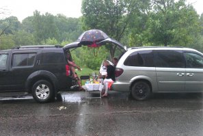 Обычно так и делают, когда тащишь машину на короткой чалке и нехочешь, что б она тебе в жопу въехала.Только балон привязан как-то по дурацки.
Как на второй мы так же прошлым летом попали в дождь. Правда стояли не на дороге, а на речке