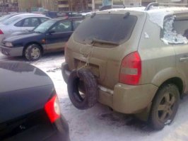 Обычно так и делают, когда тащишь машину на короткой чалке и нехочешь, что б она тебе в жопу въехала.Только балон привязан как-то по дурацки.
Как на второй мы так же прошлым летом попали в дождь. Правда стояли не на дороге, а на речке