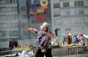 Так вот это кто все лампочки на столбах освещения в нашем дворе расхерачил.