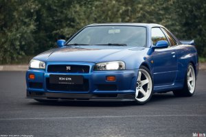 О господи r34 с левым рулем,видно природа сошла с ума.