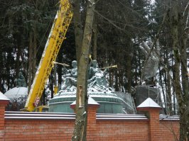 Монументалист всё не угомонится никак, на даче ваяет: