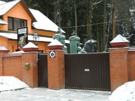 Монументалист всё не угомонится никак, на даче ваяет: