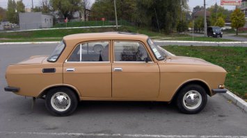 Москвич 2140. Фотка не моя, но такого цвета был. Пока ездил - путём самообучения получил квалификацию автомеханика.