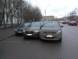 Вот еще такой случай. Я ехал на кашкае. Медленно вдоль парковки, искал свободное место. Сзади как в жопу ужаленный вклинился гонщик на ауди.
На разборе в ГИБДД меня еще признали виновным, на том основании что мой автомобиль находится левее, а его правее. И еще что ширина полосы там 4.5 метра, что позволяет двум ТС двигаться по ней, а вот то, что место для одного из ТС уже занято припаркованными автомобилями он почему-то учитывать не захотел. То, что он хотел тоже там припарковаться я узнал только на разборе. А еще мне кажется, тот гаец, что на разборе рассматривал мою жалобу, просто не хотел отменять уже вынесенное инспектором на месте постановление. Притом что водитель на ауди на разборе сказал, что видел меня с включенным правым поворотником. Но я якобы двигался прямо с поворотником, и он решил меня объехать. Конечно я двигался прямо, место искал. На последней фотки видно его траекторию движения.