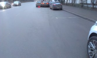 Вот еще такой случай. Я ехал на кашкае. Медленно вдоль парковки, искал свободное место. Сзади как в жопу ужаленный вклинился гонщик на ауди.
На разборе в ГИБДД меня еще признали виновным, на том основании что мой автомобиль находится левее, а его правее. И еще что ширина полосы там 4.5 метра, что позволяет двум ТС двигаться по ней, а вот то, что место для одного из ТС уже занято припаркованными автомобилями он почему-то учитывать не захотел. То, что он хотел тоже там припарковаться я узнал только на разборе. А еще мне кажется, тот гаец, что на разборе рассматривал мою жалобу, просто не хотел отменять уже вынесенное инспектором на месте постановление. Притом что водитель на ауди на разборе сказал, что видел меня с включенным правым поворотником. Но я якобы двигался прямо с поворотником, и он решил меня объехать. Конечно я двигался прямо, место искал. На последней фотки видно его траекторию движения.