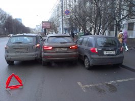 Вот еще такой случай. Я ехал на кашкае. Медленно вдоль парковки, искал свободное место. Сзади как в жопу ужаленный вклинился гонщик на ауди.
На разборе в ГИБДД меня еще признали виновным, на том основании что мой автомобиль находится левее, а его правее. И еще что ширина полосы там 4.5 метра, что позволяет двум ТС двигаться по ней, а вот то, что место для одного из ТС уже занято припаркованными автомобилями он почему-то учитывать не захотел. То, что он хотел тоже там припарковаться я узнал только на разборе. А еще мне кажется, тот гаец, что на разборе рассматривал мою жалобу, просто не хотел отменять уже вынесенное инспектором на месте постановление. Притом что водитель на ауди на разборе сказал, что видел меня с включенным правым поворотником. Но я якобы двигался прямо с поворотником, и он решил меня объехать. Конечно я двигался прямо, место искал. На последней фотки видно его траекторию движения.