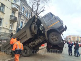 Вчера ещё и Камаз провалился...