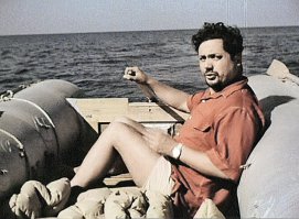 «Жертвы легендарных кораблекрушений, погибшие преждевременно, я знаю: вас убило не море, вас убил не голод, вас убила не жажда! Раскачиваясь на волнах под жалобные крики чаек, вы умерли от страха» 
Ален Бомбар, "За бортом по своей воле".

 В 1952 году за 65 дней пересёк Атлантический Океан на спасательном плоту, питаясь пойманной рыбой. НЗ, который он взял в плавание, остался нераспечатанным.
И, если кто-то не понял, он проделал это добровольно и сознательно.
После его плавания надувные плоты стали частью обязательного снаряжения всех кораблей и судов в мире.