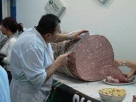 «Вредно, но очень хочется». Можно ли есть поддельную колбасу