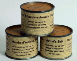 В мае 1961 года Пьеро Мандзони собрал собственные фекалии в 90 пронумерованных консервных баночек, в каждой из которых содержалось по 30 граммов, написал на них «100%-е натуральное дерьмо художника» на итальянском, английском, французском и немецком и продал их по цене, аналогичной цене золота той же массы. Текущая цена равна примерно 30 500 евро (около 25 000—35 000 долларов США). 23 мая 2007 года один из экземпляров был продан за 124 000 евро на аукционе «Сотбис».