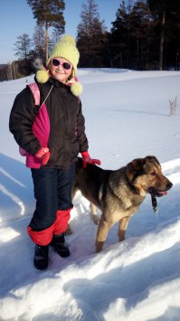 Не уверен не заводи собаку! Для любой породы собак необходимо что бы Вы были вожаком стаи, иначе покусает 100%! Ну и ясно, что с крупными собаками сложнее в воспитании, но они того стоят, красавцы! У самого помесь кавказкой и немецкой овчарок.  Прекрасный сторож на 15 сотках.
