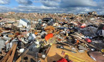 Мы такой весёлой пьянки
Не видали целый век!
Заблевали всю квартиру,
семь скончалось человек!