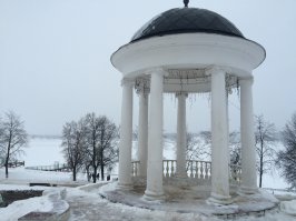 Торговые ряды такими же как были много лет назад, такими же остались. Правда в некоторые зайти страшно - все в вплесени сверху, все отваливается, но зато сохранились в том же виде. Гаупвахта и каланча тоже такими же остались. 

Вообще город красивый.
Дата съемки март 2016