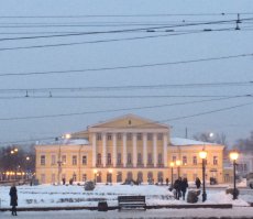Торговые ряды такими же как были много лет назад, такими же остались. Правда в некоторые зайти страшно - все в вплесени сверху, все отваливается, но зато сохранились в том же виде. Гаупвахта и каланча тоже такими же остались. 

Вообще город красивый.
Дата съемки март 2016