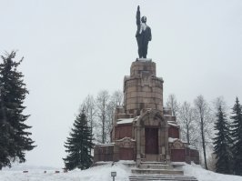 Торговые ряды такими же как были много лет назад, такими же остались. Правда в некоторые зайти страшно - все в вплесени сверху, все отваливается, но зато сохранились в том же виде. Гаупвахта и каланча тоже такими же остались. 

Вообще город красивый.
Дата съемки март 2016