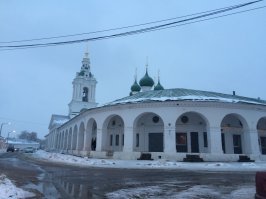 Торговые ряды такими же как были много лет назад, такими же остались. Правда в некоторые зайти страшно - все в вплесени сверху, все отваливается, но зато сохранились в том же виде. Гаупвахта и каланча тоже такими же остались. 

Вообще город красивый.
Дата съемки март 2016