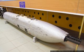 Цитата из вики: "подвижная пушечная установка с пушкой 2А42 калибра 30 мм и боекомплектом 460 снарядов" Интегрированная пушка. Пушечный контейнер дополнительное вооружение, закрепляется на орудийных пилонах.