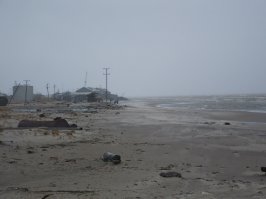 Фактория Тадебяяха - Немного истории. Поселок геологов Тадебяяха был заброшен в середине девяностых. Тогда у государства не было денег на дальнейшую разведку месторождений. В итоге, вахтовики нефтегазоразведочной экспедиции  в одночасье покинули это место, бросив общежития, всю социальную инфраструктуру, производственные помещения и технику. Десятки практически новых объектов. 
Сейчас в фактории проживает 4 семьи ненцев