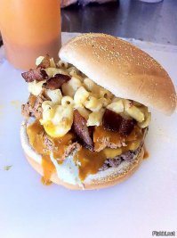 Лучше бы вот ЭТО вытряс из булки на тарелку, полил каким-нибудь томатным соусом, засыпал тертым сыром и запек в микроволновке.