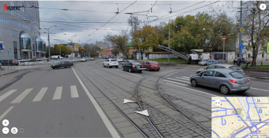 Разница между знаками перед участком и перед перекрестком в том, что перед участком означает, что запрещен поворот налево во дворы, а перед перекрестком означает, что движение возможно только по этим полосам...

В большинстве случаев знаки дублируются разметкой. Если запрещен выезд на ТП, то разметка должна была бы быть по бокам путей. А тут она между путями.

Ну и вопрос - все понимают разницу между этими двумя картинками?