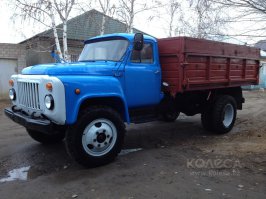 Мой первый... У нас в школе автодело было... МАЗ, ГАЗ 3302, вот он и красная "Таврия" для выпускников.
Гимназия №87 в Саратове - единственная школа в городе СО СВОИМ АВТОПАРКОМ.
Зато все до сих пор убуевают, когда вожу все что под руку попадется.
Ибо "Двойной выжим" и "Перегазовка" для меня не пустые слова! )))
А после армии был ОН. 
"Голубая стрела". Москвич 2140, не "Люкс".
Сломался фиксатор натяжителя ремня генератора? Не беда, можно между блоком цилиндров и генератором вбить деревянный клин (так и ездил потом до самой смерти)
13 раз был "ударен" об почту, заборы, столбики и т.д. Ни разу - об машину.
Стерлись задние колодки и остатки расперло в барабан? Не беда. Перекусываем тормозные шланги, глушим их чопиками из тряпки и винта или деревянными. На передних доезжаем до места ремонта. Я, правда, так и ездил до его "смерти" на передних тормозах...
Резину жрет из-за неправильного "развала-схождения"? Пфффффф...
едем на шиномонтаж, берем любые "лысые" шины - платим за "переобувку". Все равно через две недели менять...
Ибо НИКТО в городе не делает "развал-схождение" на "Москвиче"
Глохнет в жару? 
Пфффффффф... Мокрую тряпку на бензонасос. А когда устал поливать его - баклажку 2-х литровую под капот, шланг от капельницы + тряпочка = самотеком охлаждается.
Ну и что что замок капота сломался? Зато он прикольно на скорости взлетает...
Тормознул как-то гаец... На трассе в населенном пункте при 40 км/ч пофиксил 122 км/ч...
Отмазался... 
Сказал: "Посмотри еще раз на машину... Она НЕ МОЖЕТ ехать 122 км/ч. У тебя что-то с прибором". Посмотрел, озадачился... Отпустил. Хотя было 122...
Иэээх...