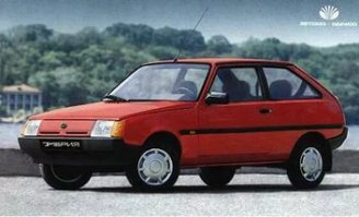 Мой первый... У нас в школе автодело было... МАЗ, ГАЗ 3302, вот он и красная "Таврия" для выпускников.
Гимназия №87 в Саратове - единственная школа в городе СО СВОИМ АВТОПАРКОМ.
Зато все до сих пор убуевают, когда вожу все что под руку попадется.
Ибо "Двойной выжим" и "Перегазовка" для меня не пустые слова! )))
А после армии был ОН. 
"Голубая стрела". Москвич 2140, не "Люкс".
Сломался фиксатор натяжителя ремня генератора? Не беда, можно между блоком цилиндров и генератором вбить деревянный клин (так и ездил потом до самой смерти)
13 раз был "ударен" об почту, заборы, столбики и т.д. Ни разу - об машину.
Стерлись задние колодки и остатки расперло в барабан? Не беда. Перекусываем тормозные шланги, глушим их чопиками из тряпки и винта или деревянными. На передних доезжаем до места ремонта. Я, правда, так и ездил до его "смерти" на передних тормозах...
Резину жрет из-за неправильного "развала-схождения"? Пфффффф...
едем на шиномонтаж, берем любые "лысые" шины - платим за "переобувку". Все равно через две недели менять...
Ибо НИКТО в городе не делает "развал-схождение" на "Москвиче"
Глохнет в жару? 
Пфффффффф... Мокрую тряпку на бензонасос. А когда устал поливать его - баклажку 2-х литровую под капот, шланг от капельницы + тряпочка = самотеком охлаждается.
Ну и что что замок капота сломался? Зато он прикольно на скорости взлетает...
Тормознул как-то гаец... На трассе в населенном пункте при 40 км/ч пофиксил 122 км/ч...
Отмазался... 
Сказал: "Посмотри еще раз на машину... Она НЕ МОЖЕТ ехать 122 км/ч. У тебя что-то с прибором". Посмотрел, озадачился... Отпустил. Хотя было 122...
Иэээх...