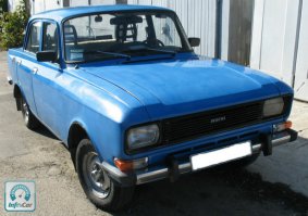 Мой первый... У нас в школе автодело было... МАЗ, ГАЗ 3302, вот он и красная "Таврия" для выпускников.
Гимназия №87 в Саратове - единственная школа в городе СО СВОИМ АВТОПАРКОМ.
Зато все до сих пор убуевают, когда вожу все что под руку попадется.
Ибо "Двойной выжим" и "Перегазовка" для меня не пустые слова! )))
А после армии был ОН. 
"Голубая стрела". Москвич 2140, не "Люкс".
Сломался фиксатор натяжителя ремня генератора? Не беда, можно между блоком цилиндров и генератором вбить деревянный клин (так и ездил потом до самой смерти)
13 раз был "ударен" об почту, заборы, столбики и т.д. Ни разу - об машину.
Стерлись задние колодки и остатки расперло в барабан? Не беда. Перекусываем тормозные шланги, глушим их чопиками из тряпки и винта или деревянными. На передних доезжаем до места ремонта. Я, правда, так и ездил до его "смерти" на передних тормозах...
Резину жрет из-за неправильного "развала-схождения"? Пфффффф...
едем на шиномонтаж, берем любые "лысые" шины - платим за "переобувку". Все равно через две недели менять...
Ибо НИКТО в городе не делает "развал-схождение" на "Москвиче"
Глохнет в жару? 
Пфффффффф... Мокрую тряпку на бензонасос. А когда устал поливать его - баклажку 2-х литровую под капот, шланг от капельницы + тряпочка = самотеком охлаждается.
Ну и что что замок капота сломался? Зато он прикольно на скорости взлетает...
Тормознул как-то гаец... На трассе в населенном пункте при 40 км/ч пофиксил 122 км/ч...
Отмазался... 
Сказал: "Посмотри еще раз на машину... Она НЕ МОЖЕТ ехать 122 км/ч. У тебя что-то с прибором". Посмотрел, озадачился... Отпустил. Хотя было 122...
Иэээх...
