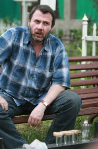 Сам возле себя сидит?