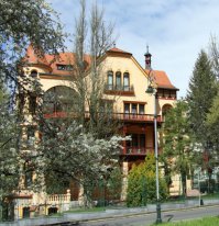 На самом деле в барах стоимость пива от 30 до 90 крон. Привычную россиянам Крушовицу не найти. Не пьют ее в Чехии. Козел, да есть. Четырех видов. Если говорить о качестве Чешского пива, то оно значительно уступает соседним немцам и австрийцам. Пивным гурманам из России дорога не в эту страну. Дома можно найти и получше. 
Магазины это отдельная песня... Их ассортимент может вызвать у российского горожанина шок. Мы отвыкли от пустых полок, а чехи к ним и не привыкали. 
Русских имигрантов очень много. Есть отделение русского СберБанка.
В целом, страна очень бедная. Меблировка квартирах... аля Советский Союз. Белые стены, белые потолки, раздолбанная мебель, так как даже Ikea - это дорого.  
К примеру зарплата полицейского, считающаяся очень приличной, около 28000 крон. А сходить в музей 150 - 450 крон, столько же палка   дряной колбасы, и кило говядины. Т.е. можно умозрительно заменить корны на рубли и представить качество жизни при зарплате в 20 - 30 тыс. рублей и диких ценах в магазинах.

З.Ы. Зацените здание консульства нашей страны на курорте Карловы-Вары