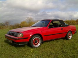 неее... 1.6Л с двумя карбюраторами, единственное где тупанул, что глушитель поменял на спортивный по началу и оригинальный потерялся где-то...  звучит как пикирующий самолёт. Ищу сейчас новый, так полностью вся в оригинале, она мне за 1 (одну) евро досталась в новом стостоянии много лет назад, по сильной неумности оставил на улице стоять несколько лет, что очень нехорошо на лак повлияло, в прошлом году обклеил её плёнкой... вот в таком состоянии я её тогда получил, но просто поставить тупо некуда было 
но сейчас опять сверкает как новенькая :)