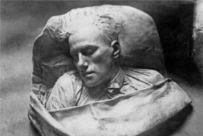 Ну нафиг . .. пока живой то делать подобное ... силикон для видео еще понятно .. а вот гипс обычно для посмертных масок делают