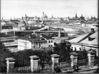Это фото скорее 1872 года, а не 1852. В правом углу видно новое здание Исторического музея.