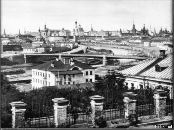 Это фото скорее 1872 года, а не 1852. В правом углу видно новое здание Исторического музея.