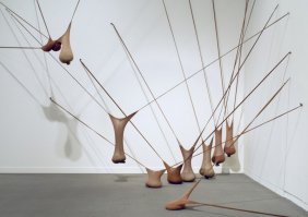 Идею спи.з.д.или.У нас так лук хранят с момента появления первых затяжек на старых чулках.)))