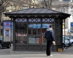 Прямо прослеживается какая-то новая тенденция в дизайне киосков :) В Одессе что-то такое стали устанавливать с прошлого года (  почему-то обозвали все это "французскими ларьками") Мне кажется мрачновато, это первое, и непрактично в условиях пыльного юга это второе. Интересно как эти киоски будут мыть....