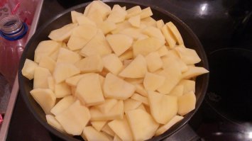 Накромсал кружками, разумеется, жарю без крышки, на сильном огне, о результате доложу)))