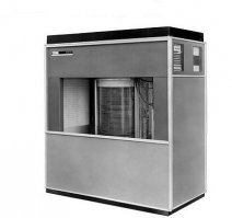 И что тут такого ??? Когда-то и винт на 4,4 Мб занимал пол-комнаты. А еще совсем-совсем раньше человечество бегало с палками ...

Так что глупо хихикать над своей историей ...

Прогресс... Кстати, радиодетали производства СССР были НАМНОГО КАЧЕСТВЕННЕЙ текущего китайского дерьма ... Взять хотя бы ОМЛТ, даже не для оборонки (без звездочки, кто знает)... Написано 470К - будет что-то около ... 465-475 ... А китаезное - встречал этот же номинал от 300 до 600К... 

А еще, мало кто из современной молодежи смогло бы спаять и завести условный "Спектрум"... А тогда - легко! Вот и делайте выводы: уровень технологий растет, умение что-то сделать своими руками падает! На лицо - деградация. ХЗ что лучше ....