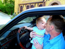 Нет слов, конечно... красавец! Искренне предан этой модели, поэтому и не меняю на новое г. Ну и экономлю на ремонте неслабо - забыл уже, когда на сервис заглядывал. 1994 Е-класс, 2 литра. Не нужны мне 5 секунд до сотни, на Мерсах ездят спокойные уравновешенные люди, которым некуда спешить, они уже везде успели. Чего и вам желаем! ))