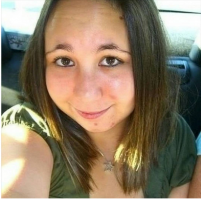 У неё они как раз и не выщипанные и вообще ничего с ними не сделано,просто такая форма бровей.  Видела несколько раз девушек с такими бровями. Ничего страшного и ужасного,всё можно привести в форму.