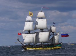 13. Флаг Российской империи не был получен преставлением цветов голландского флага. 

Флаг Нидерландов с оранжевой полосой утверждён 1 апреля 1572 года. Использовался по 19 января 1795 года. Современный флаг красно\бело\синий приняли 16 февраля 1937 года. 

На возможное существование ещё в 1674—1676 годах бело-сине-красного знамени указывал П. И. Белавенец: «Очень интересно знамя, потерянное при Нарве, бело-сине-красное, с золотым двуглавым орлом (об изготовлении таких знамён есть указание в архиве Оружейной палаты, они делались при Алексее Михайловиче для игр царевича Петра Алексеевича»).

Уже бесспорно 6 августа 1693 года, во время плавания Петра I в Белом море с отрядом военных кораблей, построенных в Архангельске, на 12-пушечной яхте «Святой Пётр» впервые был поднят так называемый «флаг царя Московского» — сшитое из флагдука полотнище размером 4,6x4,9 метров, состоящее из трёх горизонтальных равновеликих полос белого, синего и красного цветов, с золотым двуглавым орлом посередине. Оригинал этого старейшего из сохранившихся российских флагов находится в Центральном военно-морском музее в Санкт-Петербурге (инвентарный номер 10556).

Голландские корабли Хендрик Врум (род.1566, Харлем - ум. 04.02.1640, Харлем, Нидерланды)

Полоса, повторюсь, оранжевая, не красная - оранжевый цвет королевского рода.

Источник:  © Fishki.net