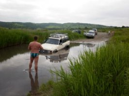 Ну да, ну да...ладно больше не буду:) просто не смог удержаться, пересматривал фотки, вспоминал...а это место знаешь? Его даже на ютубе показывали. Я эту яму с 13 лет знаю, и каждый год в неё влетают. Такая милая лужа.