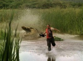 Нафига среди фотографий вставлять кадр из фильма? Это фильм "Первобытное зло" про крокодила-людоеда.