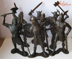 Солдатики!
Самый лучшими и неповторимыми были солдатики Донецкой фабрики игрушек (большие и маленькие).